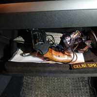 Zastavit nešlo, utéct taky ne. Celníci narazili na drogy i zbraň