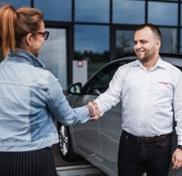 Raiffeisen – Leasing společně s Louda Auto zjednodušují podnikatelům cestu k novému autu. Vůz i financování vyřídí online