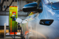 Kaufland má další dvě rychlodobíjecí stanice pro elektromobily, zákazníkům jsou k dispozici v pražské Podbabě a Modřanech