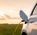 Elektromobily budou moci distributorům energie pomáhat s vykrýváním špiček. Automobilky již technologii zavádějí