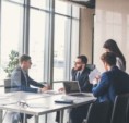 V odměňování panují genderové nerovnosti, na řídicích pozicích bývají největší