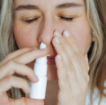 Zaujalo nás. Milióny ľudí v ohrození: Bežné spreje na uvoľnenie nosa spôsobujú trvalé poškodenie dýchacích ciest a závislosť