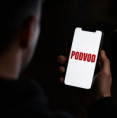 Platební kartu máte v ruce, přesto s ní podvodník vybírá peníze z bankomatu